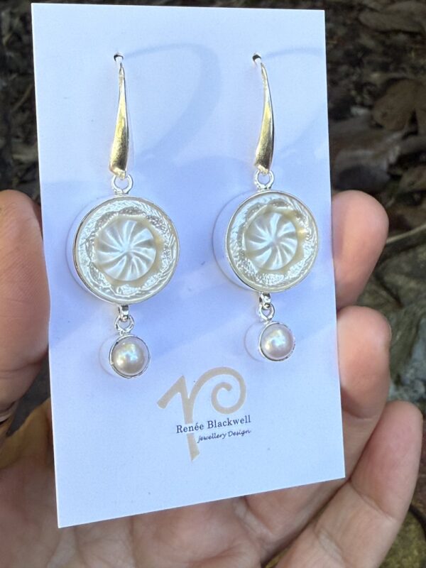 Beautiful! Classic 1960's Italian Button & Pearl Earrings      #IHB7 - Image 5