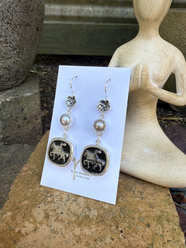 Amazing Vintage "Knight on Horse" Vintage Button & Pearl Earrings!   #CGT55 - Image 4
