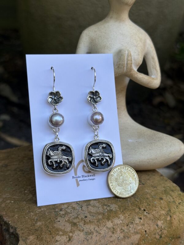 Amazing Vintage "Knight on Horse" Vintage Button & Pearl Earrings!   #CGT55 - Image 2