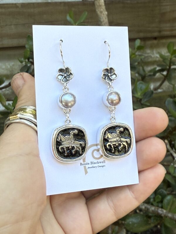 Amazing Vintage "Knight on Horse" Vintage Button & Pearl Earrings!   #CGT55 - Image 6