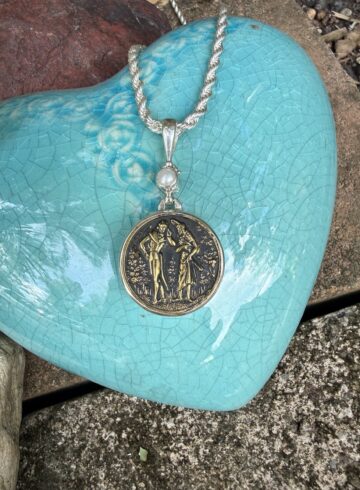 Timeless Antique "Courting Couple" Button & Pearl Pendant   #MKU82