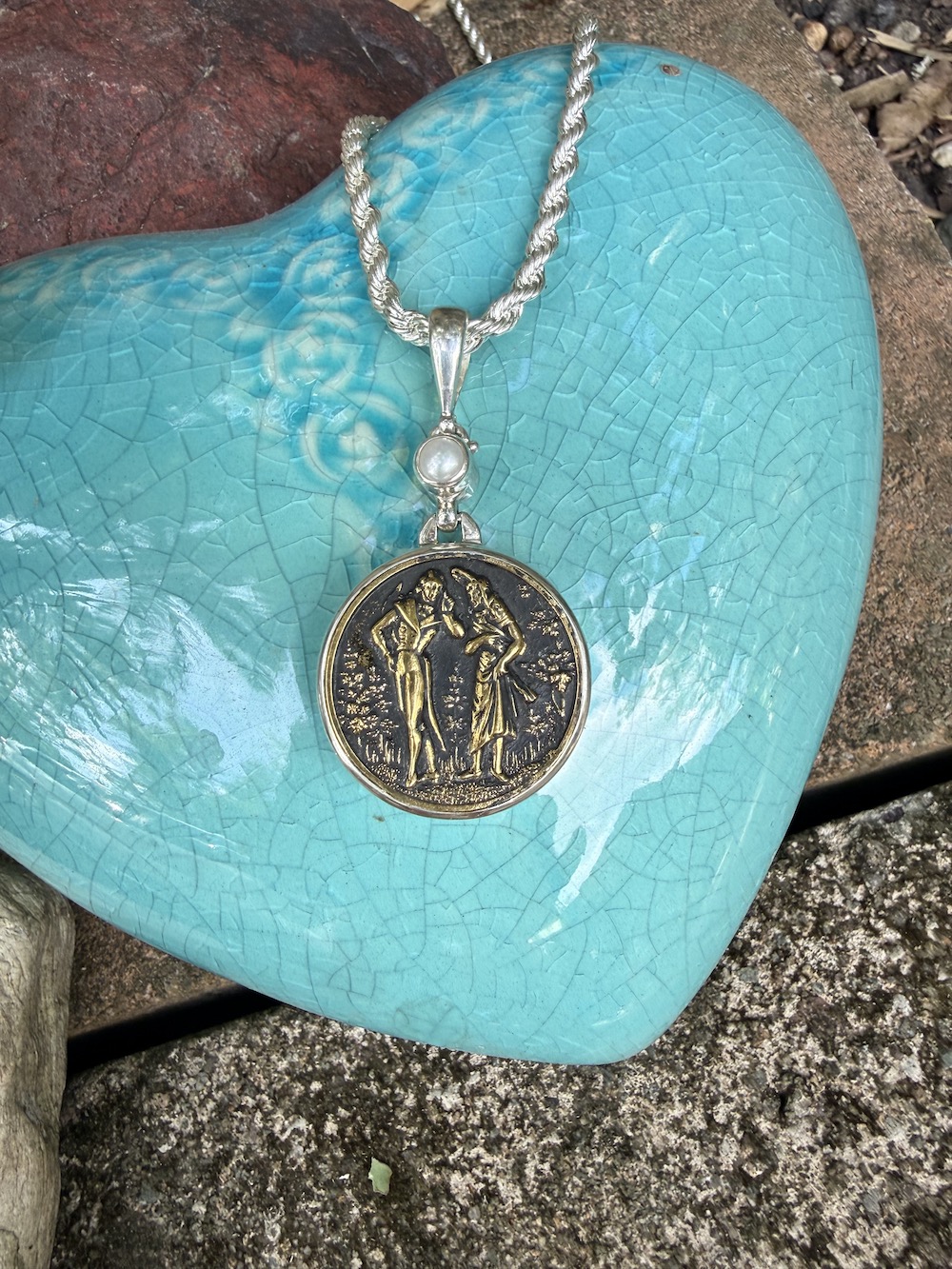 Timeless Antique "Courting Couple" Button & Pearl Pendant #MKU82