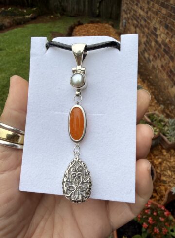 Charming Carnelian Stone/Pearl Pendant-Includes Black Leather Cord!   #HHP4
